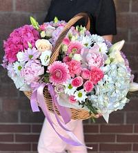 Композиция солнечный день в Ордынском Цветочная композиция из Розы, Хризантемы, Пионы и Лизиантусы в корзине в Ордынском