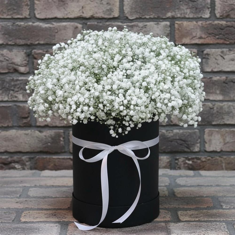 Цветочная композиция из Гипсофила в шляпной коробке в Ордынском