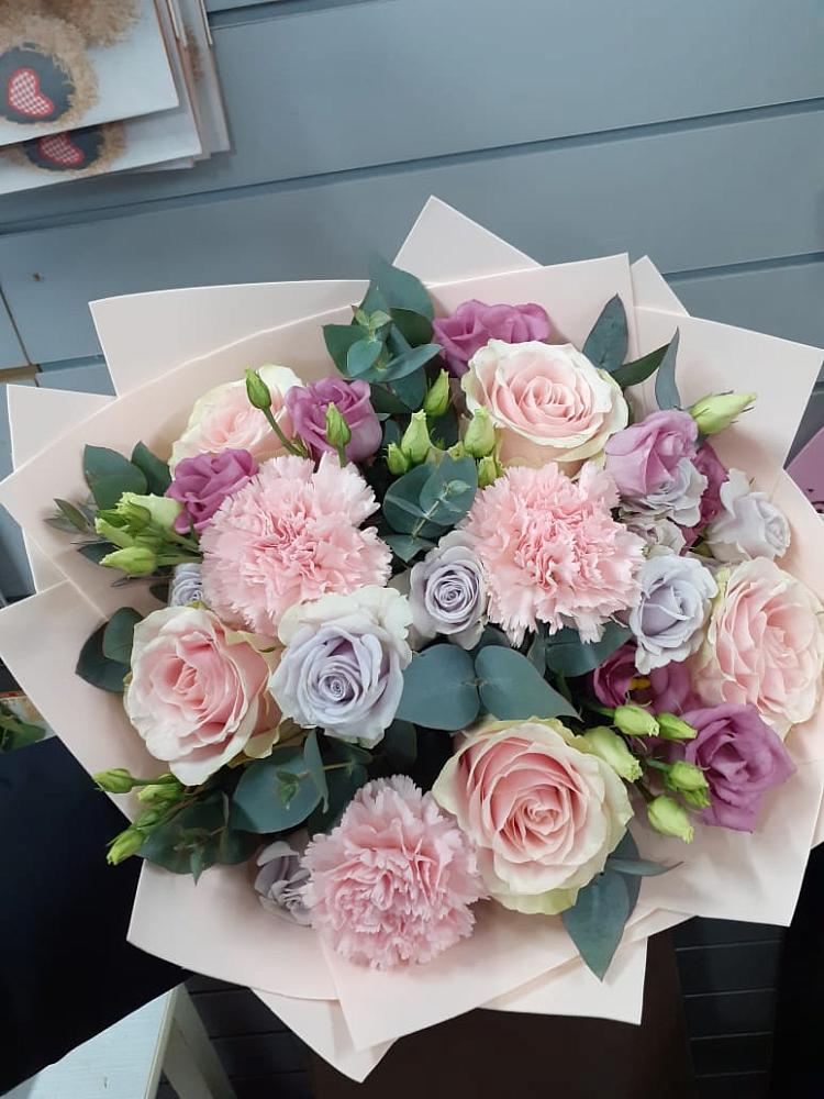 Букет цветов из: Розы, Гвоздики и Лизиантусы в Ордынском